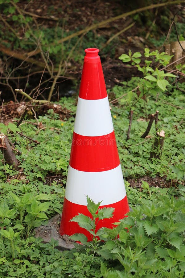 Il pilone barrato sta stando sul lato della via fotografia stock Il pilone barrato sta stando sul lato della via fotografia stock
