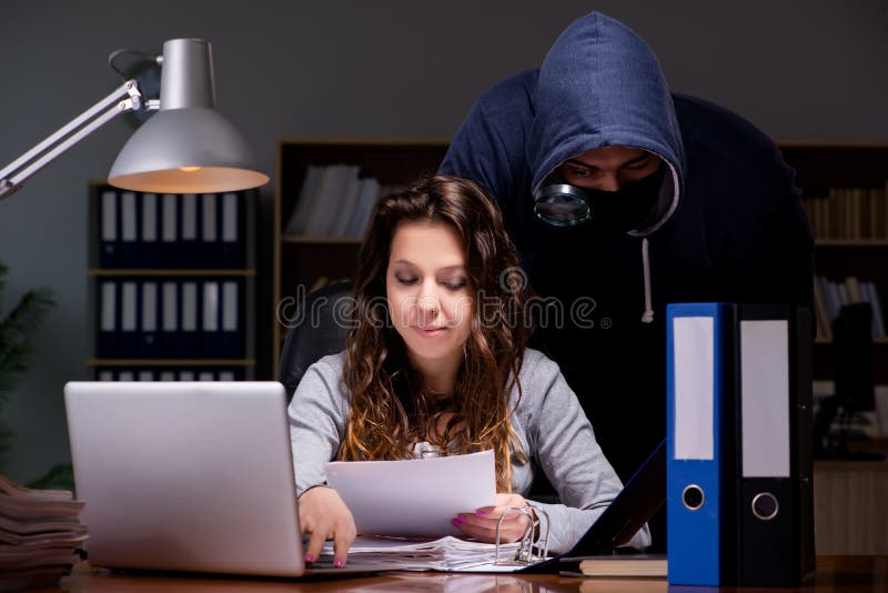 Il pirata informatico che ruba i dati personali dal home computer fotografie stock Il pirata informatico che ruba i dati personali dal home computer fotografie stock