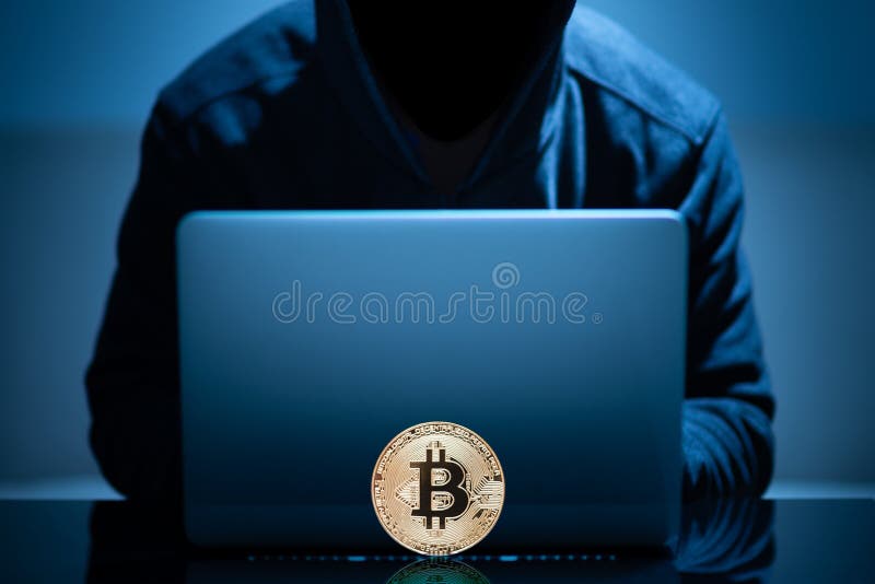Il pirata informatico prova ad incidere il sistema del blockchain del bitcoin fotografia stock libera da diritti