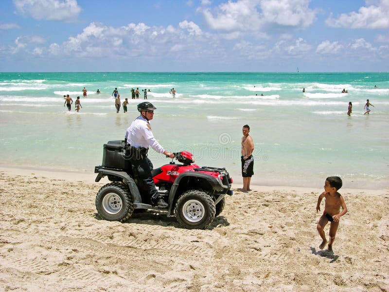 Il poliziotto in quadrato-ciclismo, le spiagge di Miami sorveglia fotografia stock libera da diritti Il poliziotto in quadrato-ciclismo, le spiagge di Miami sorveglia fotografia stock libera da diritti