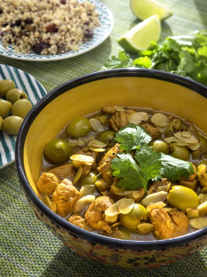 Il pollo con il limone ed oliva e mandorle è servito con la quinoa e l'uva passa fotografie stock libere da diritti Il pollo con il limone ed oliva e mandorle è servito con la quinoa e l'uva passa fotografie stock libere da diritti