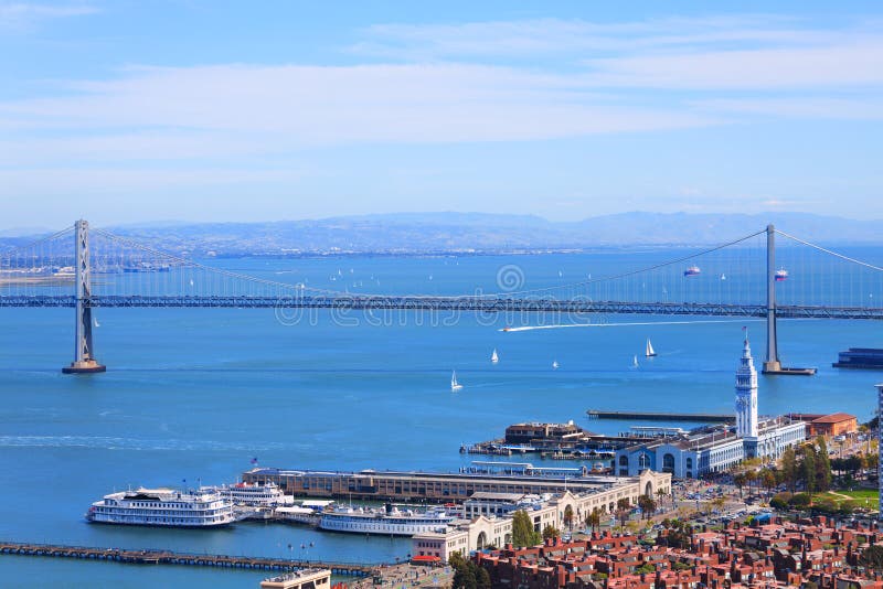 Il ponte della baia di Oakland a San Francisco ed il porto si elevano fotografia stock Il ponte della baia di Oakland a San Francisco ed il porto si elevano fotografia stock