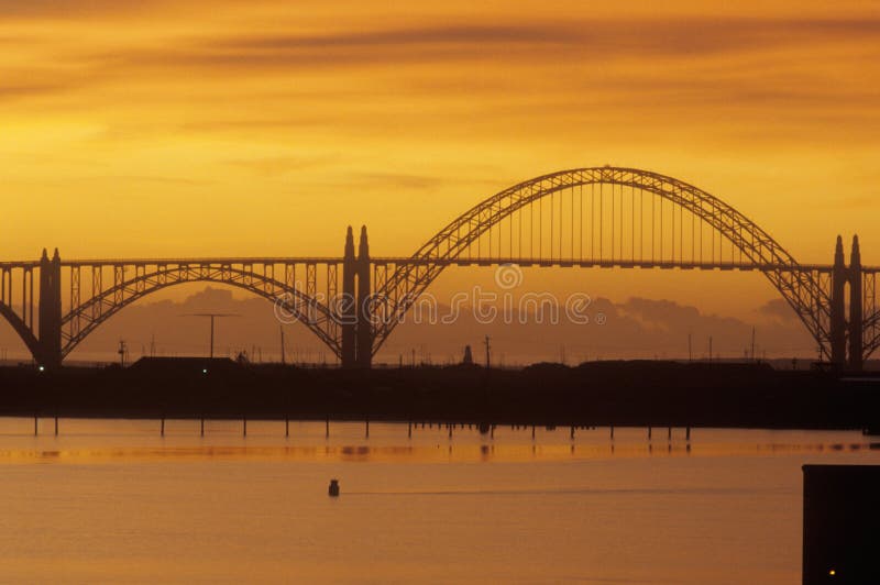 Il ponte della baia di Yaquina al tramonto a Newport, Oregon immagine stock libera da diritti Il ponte della baia di Yaquina al tramonto a Newport, Oregon immagine stock libera da diritti