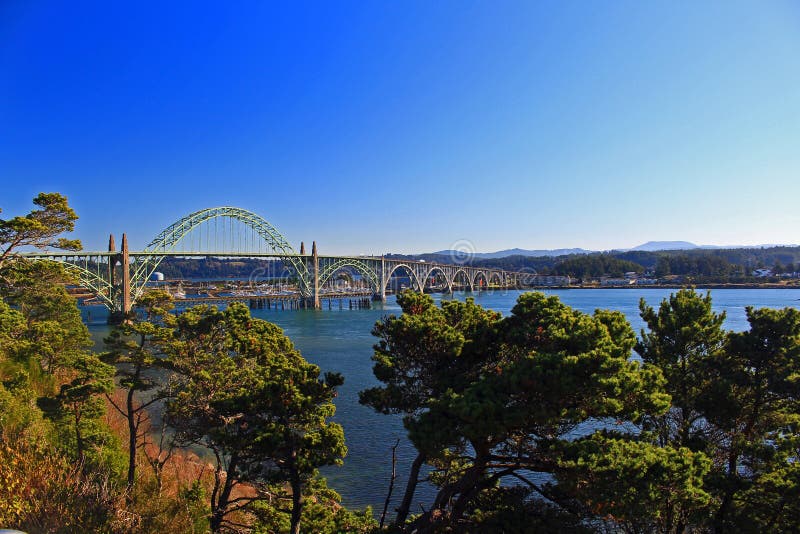 Il ponte della baia di Yaquina nell'inverno espone al sole Newport, Oregon fotografia stock libera da diritti Il ponte della baia di Yaquina nell'inverno espone al sole Newport, Oregon fotografia stock libera da diritti