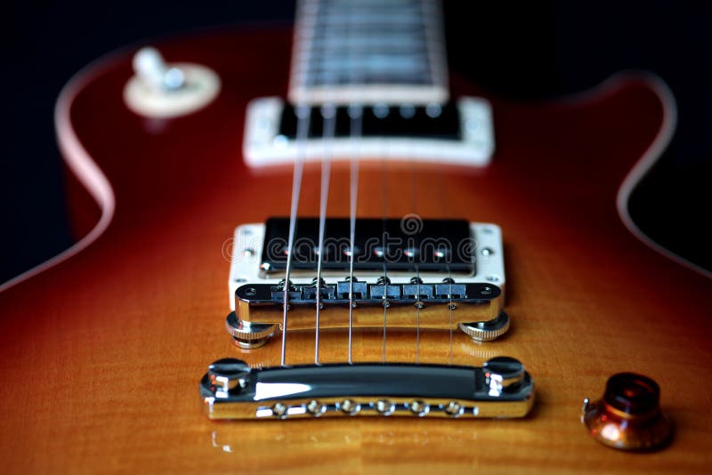 Il ponte della chitarra elettrica prende, cordier e corde fotografia stock