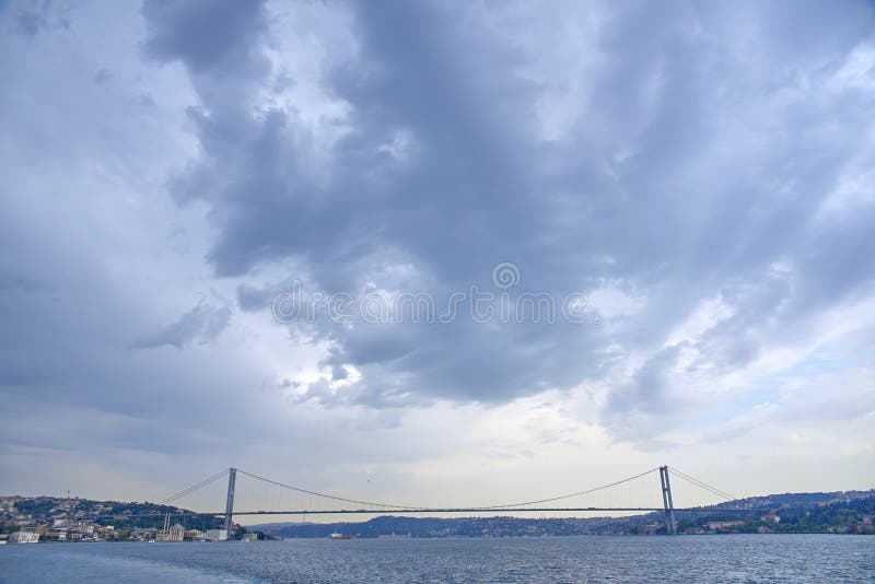 Il ponte di Bosphorus collega due banche a Costantinopoli