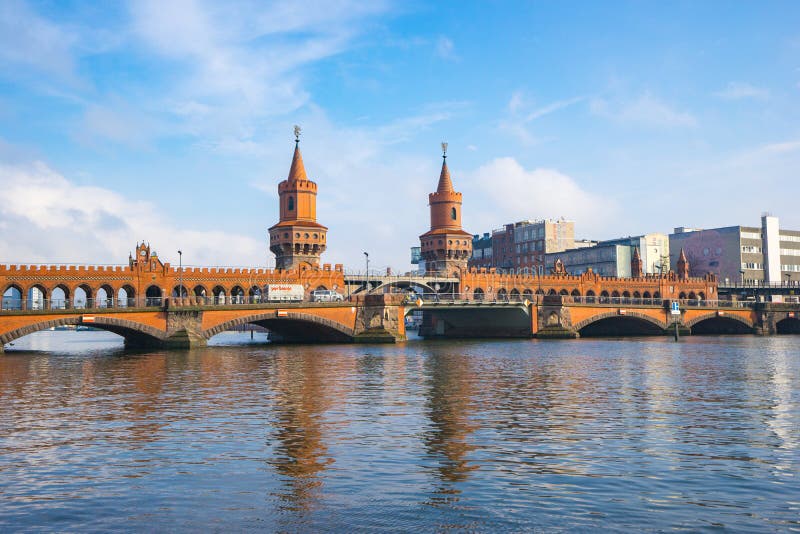 Il ponte di Oberbaum nella città di Berlino, Germania fotografie stock libere da diritti Il ponte di Oberbaum nella città di Berlino, Germania fotografie stock libere da diritti