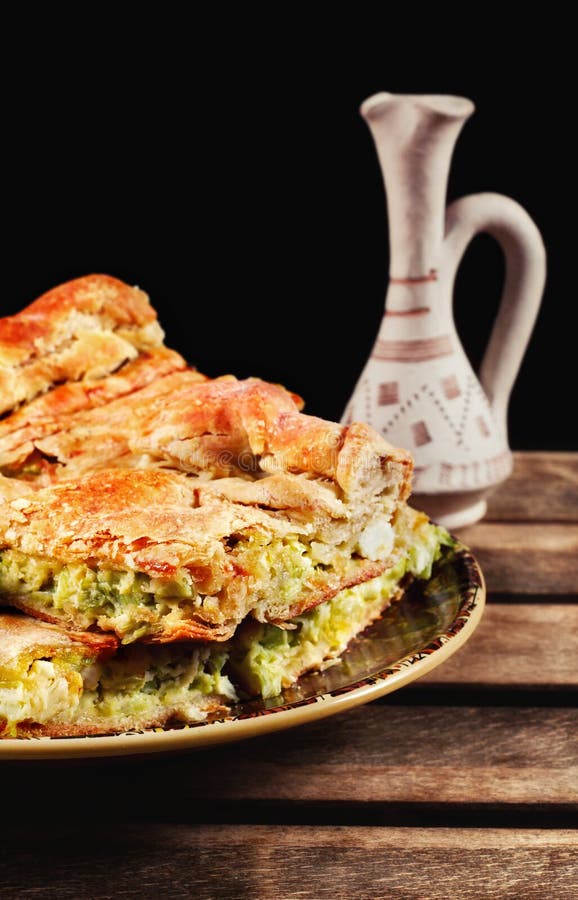Il porro del Balcani e la torta casalinghi tradizionali Zelnik del formaggio sono servito con la rakia fotografie stock libere da diritti Il porro del Balcani e la torta casalinghi tradizionali Zelnik del formaggio sono servito con la rakia fotografie stock libere da diritti