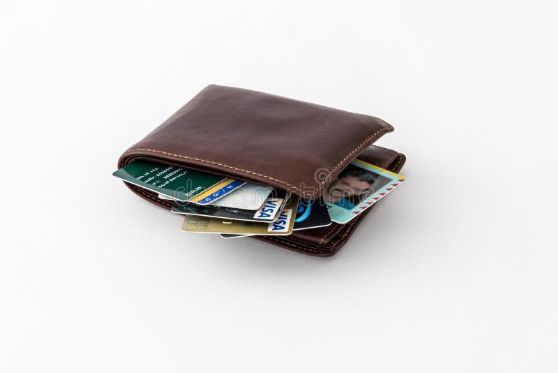 Il portafoglio di cuoio e vari di Ð'rown le carte di credito e le carte del club isolate su fondo bianco