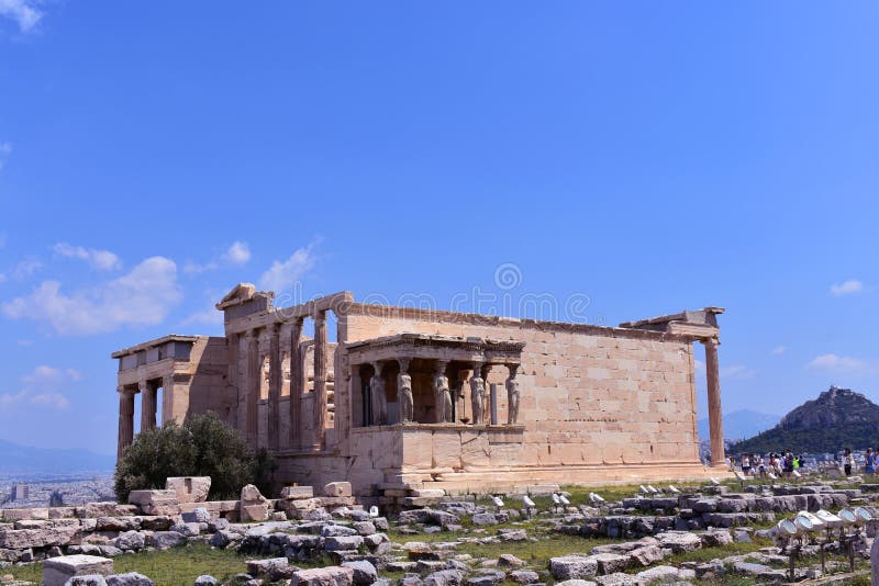 Il portico delle cariatidi nel Erechtheion un tempio del greco antico sul lato nord dell'acropoli di Atene, Grecia fotografie stock libere da diritti Il portico delle cariatidi nel Erechtheion un tempio del greco antico sul lato nord dell'acropoli di Atene, Grecia fotografie stock libere da diritti