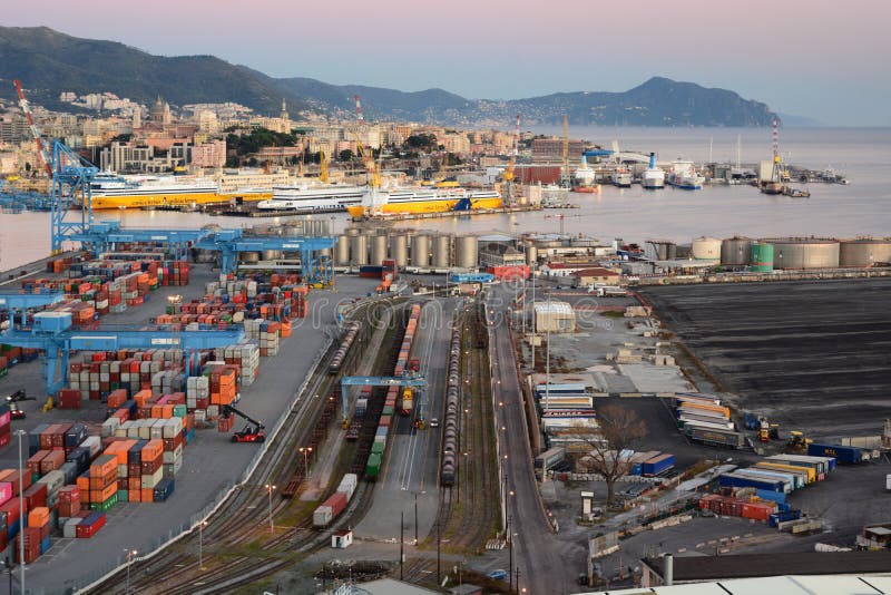 Il porto di Genova Vista da Lanterna, il vecchio faro Genova La Liguria, Italia fotografia stock Il porto di Genova Vista da Lanterna, il vecchio faro Genova La Liguria, Italia fotografia stock