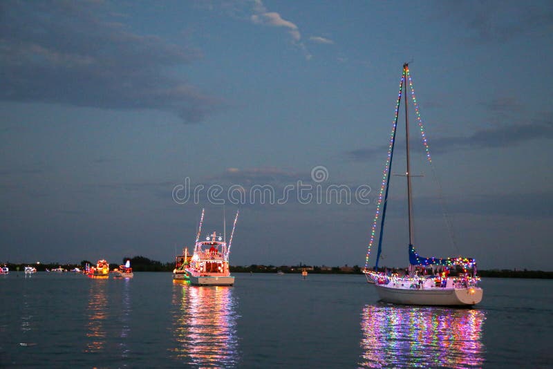 Il potere e le barche a vela partecipano ad una parata della barca di Holida