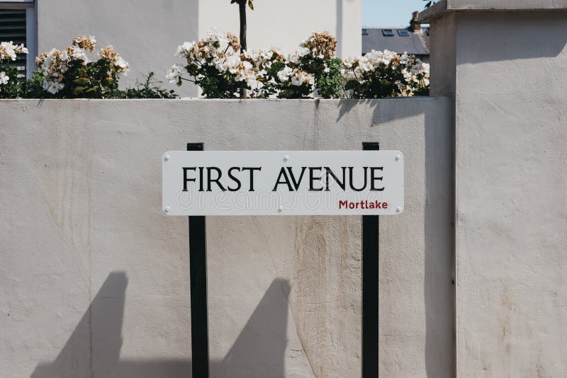 Il primo nome della via del viale firma in Barnes, Londra, Regno Unito fotografia stock Il primo nome della via del viale firma in Barnes, Londra, Regno Unito fotografia stock