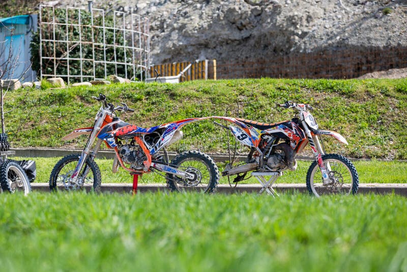 Il primo piano del motociclo fuori strada della montagna spinge dentro il fango fotografia stock Il primo piano del motociclo fuori strada della montagna spinge dentro il fango fotografia stock