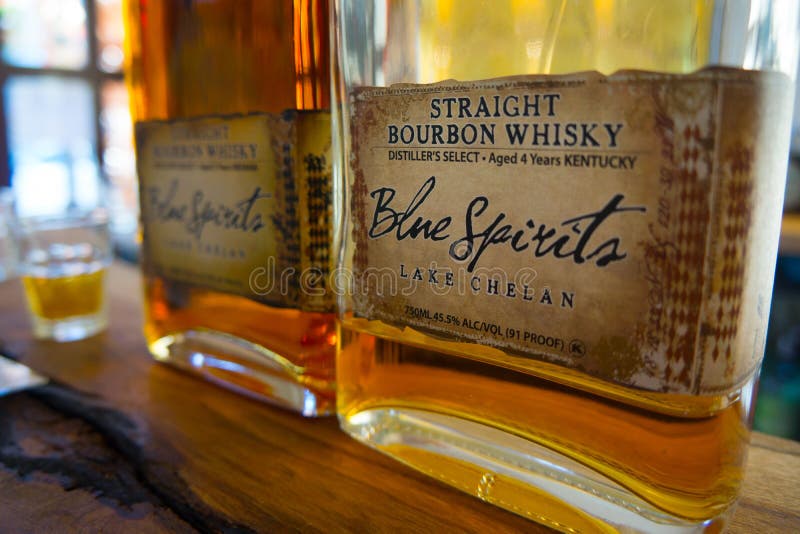 Il primo piano del whiskey di Bourbon imbottiglia su Antivari fotografie stock libere da diritti Il primo piano del whiskey di Bourbon imbottiglia su Antivari fotografie stock libere da diritti