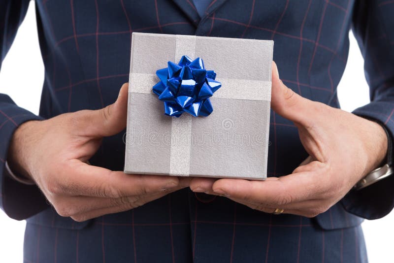 Il primo piano dell'amante passa il regalo della tenuta immagine stock libera da diritti