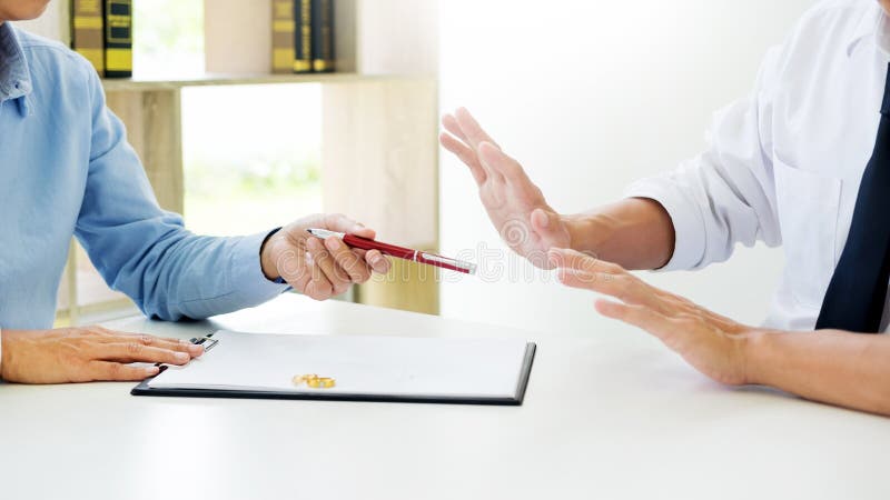 Il primo piano di un uomo non vuole al contratto di firma o alla a prematrimoniale fotografia stock libera da diritti Il primo piano di un uomo non vuole al contratto di firma o alla a prematrimoniale fotografia stock libera da diritti
