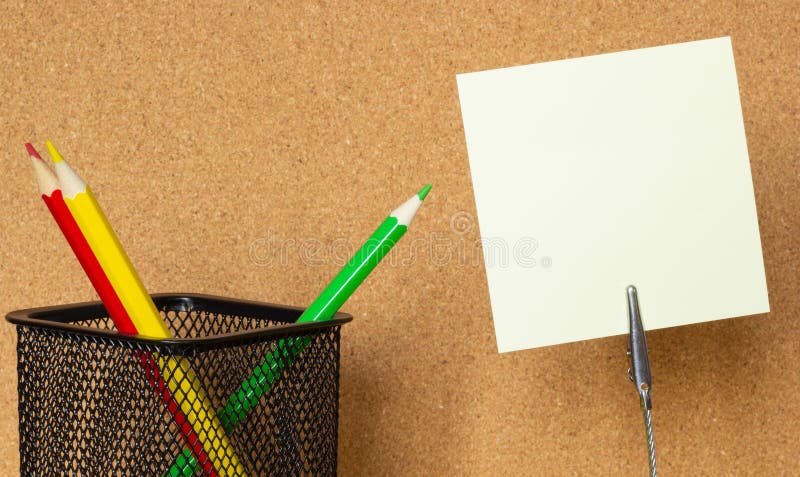 Il primo piano, gli autoadesivi e le matite colorate sui precedenti di un sughero si imbarcano, copiano sullo spazio immagine stock libera da diritti Il primo piano, gli autoadesivi e le matite colorate sui precedenti di un sughero si imbarcano, copiano sullo spazio immagine stock libera da diritti