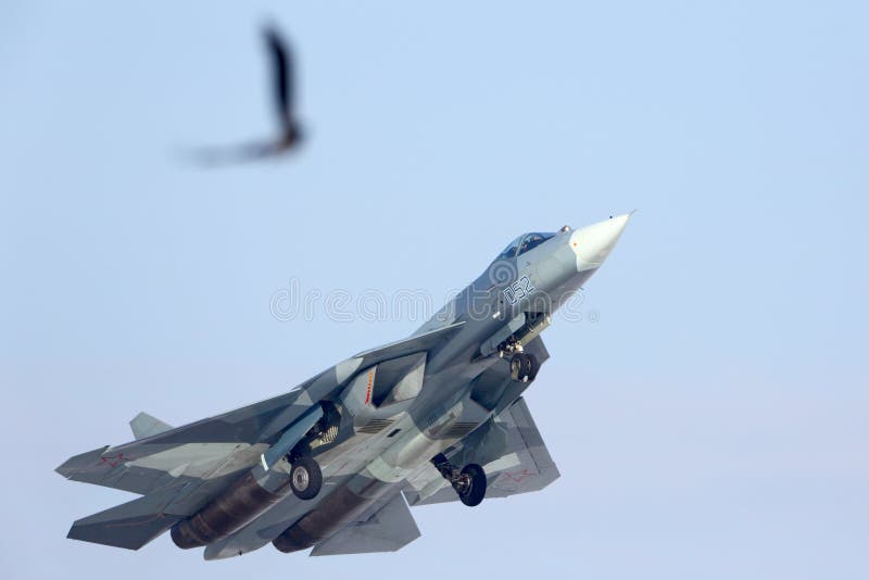 Il prototipo del BLU di Sukhoi T-50 PAK-FA 052 è un aereo da caccia della quinta generazione indicato mentre esegue il volo di pr fotografia stock libera da diritti Il prototipo del BLU di Sukhoi T-50 PAK-FA 052 è un aereo da caccia della quinta generazione indicato mentre esegue il volo di pr fotografia stock libera da diritti