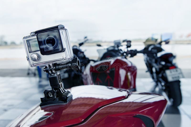 Il punto della macchina fotografica di azione ha montato sulla parte posteriore del motociclo di sport fotografia stock Il punto della macchina fotografica di azione ha montato sulla parte posteriore del motociclo di sport fotografia stock