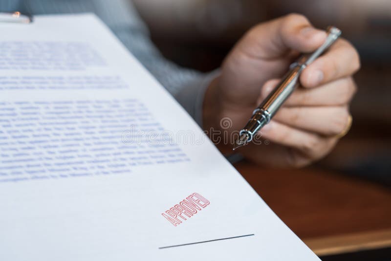 Il punto maschio al documento di firma di affari per mettere la firma, penna stilografica ed approvato ha timbrato su un document royalty illustrazione gratis Il punto maschio al documento di firma di affari per mettere la firma, penna stilografica ed approvato ha timbrato su un document royalty illustrazione gratis