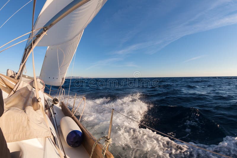 Il raccolto della barca a vela nel mare immagini stock Il raccolto della barca a vela nel mare immagini stock