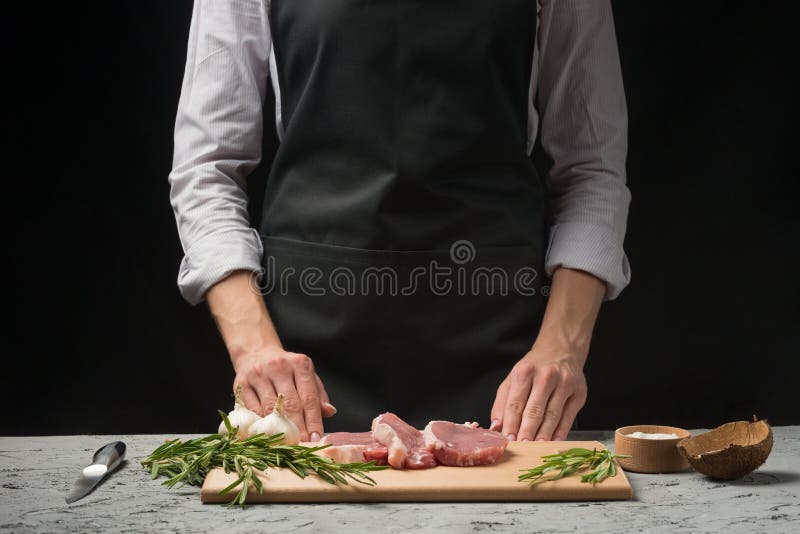 Il raccordo della carne di maiale, ha affettato su un tagliere su un fondo nero immagini stock libere da diritti Il raccordo della carne di maiale, ha affettato su un tagliere su un fondo nero immagini stock libere da diritti