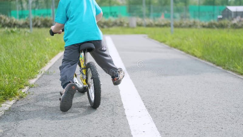 Il ragazzino impara ad andare in bici