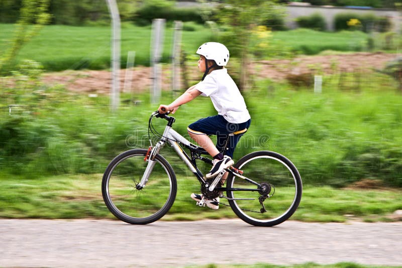 ragazzo in bicicletta in parco fluviale