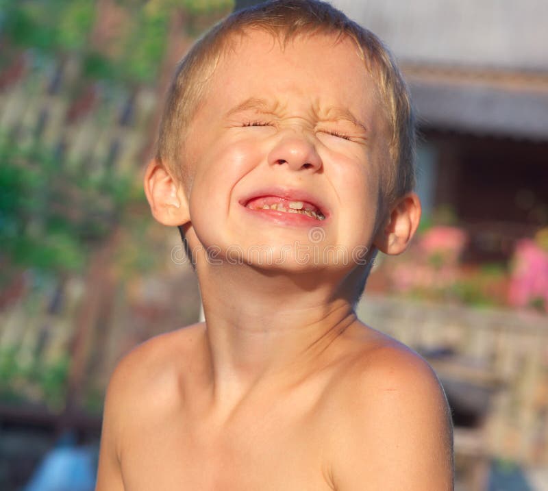 Il ragazzo del bambino che fa gridare irritato affronta la mostra della carie dentaria del vitello