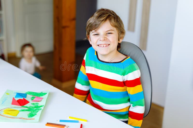 Il ragazzo del bambino che fa il tulipano di carta di origami fiorisce per una cartolina per il giorno o il compleanno del ` s de immagini stock Il ragazzo del bambino che fa il tulipano di carta di origami fiorisce per una cartolina per il giorno o il compleanno del ` s de immagini stock