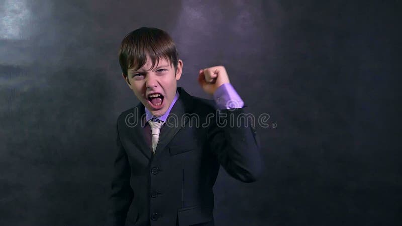 Il ragazzo gridante arrabbiato dell'adolescente dell'uomo d'affari giura il movimento lento