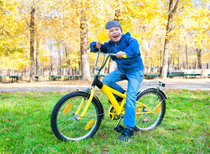 ragazzo in bicicletta in parco fluviale