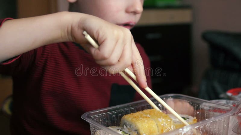Il Ragazzo Prescolare Caucasico Con Appetito Mangia Il Sushi Giapponesi Con  Le Bacchette. Il Bambino Mangia Con Le Bacchette. Fuoc Stock Footage -  Video di coltura, pranzare: 201767906