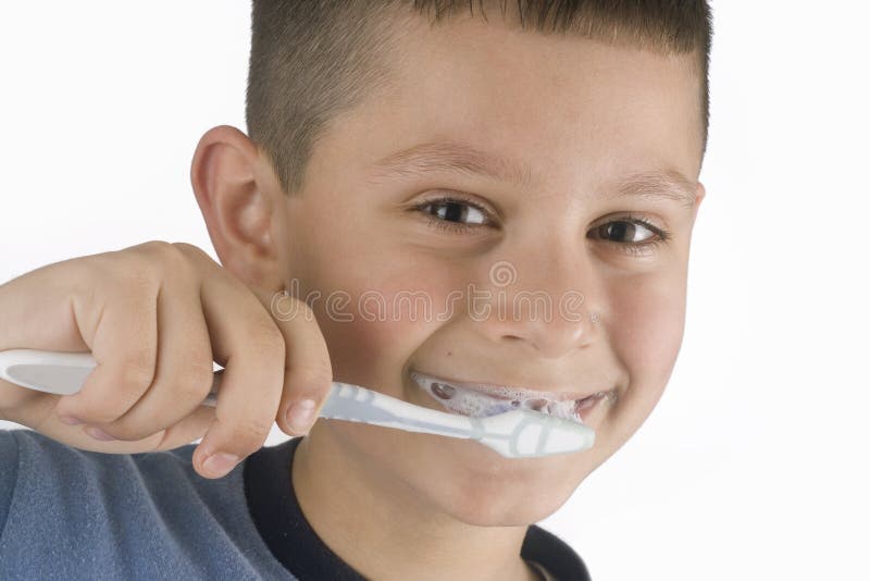 Il ragazzo pulisce i denti immagine stock libera da diritti Il ragazzo pulisce i denti immagine stock libera da diritti