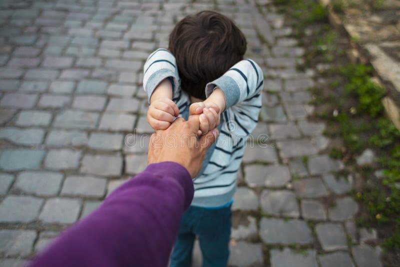 Il ragazzo sta tirando la sua mano del ` s del padre fotografia stock libera da diritti Il ragazzo sta tirando la sua mano del ` s del padre fotografia stock libera da diritti