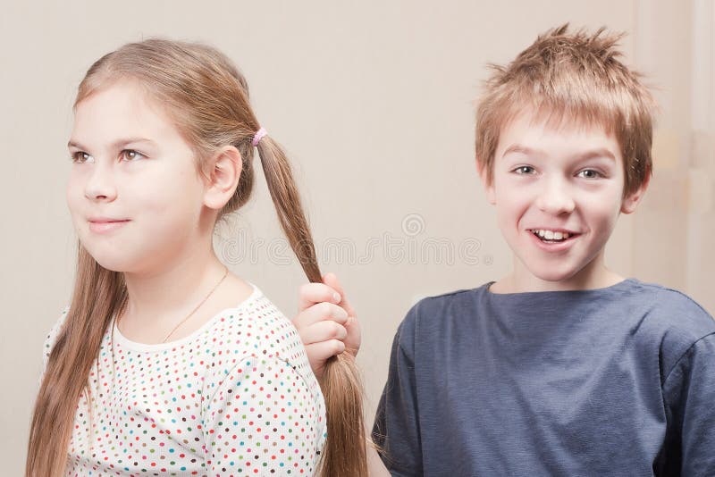 Наташку дергать за косу. Девочку дергают за косички. Мальчик дернул девочку за косичку. Девочка и мальчик волосы. Мальчик дергает за косичку.