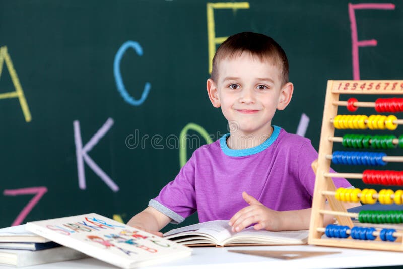 Il ragazzo va alla prima classe fotografia stock Il ragazzo va alla prima classe fotografia stock
