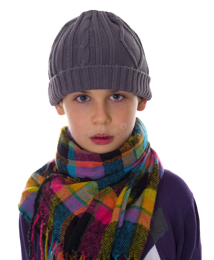 Il ragazzo vestito nell'inverno copre, è freddo immagine stock libera da diritti Il ragazzo vestito nell'inverno copre, è freddo immagine stock libera da diritti