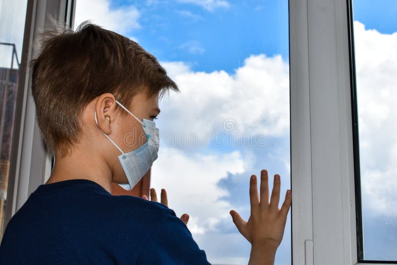 Sognare Bambino Che Cade Dal Balcone Il Ragazzo Vuole Camminare Per Strada Il Bambino Guarda Dal Balcone