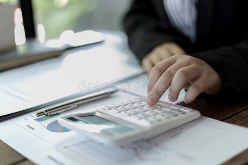 Il ragioniere femminile della societ? sta controllando il conto finanziario della societ? immagini stock libere da diritti Il ragioniere femminile della societ? sta controllando il conto finanziario della societ? immagini stock libere da diritti