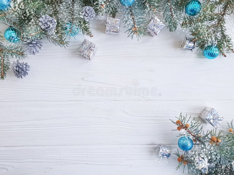 Il ramo di albero, regalo della palla decora decorativo stagionale della struttura di dicembre su fondo di legno bianco, neve