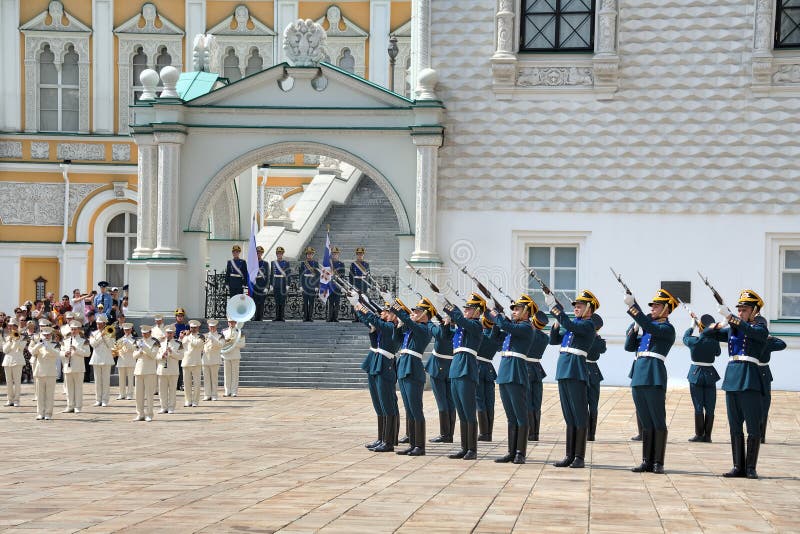 Il reggimento presidenziale custodice il fuoco un saluto di pistola fotografie stock Il reggimento presidenziale custodice il fuoco un saluto di pistola fotografie stock