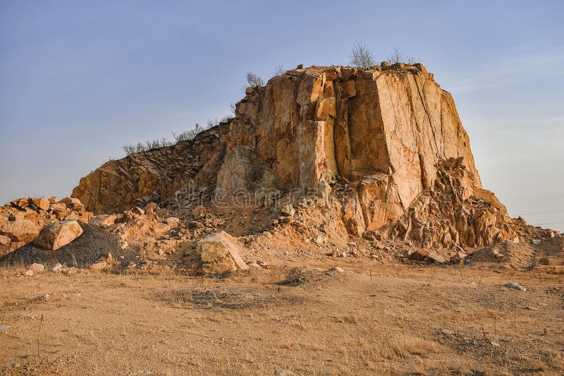 Il resto della roccia dopo l'estrazione della pietra.