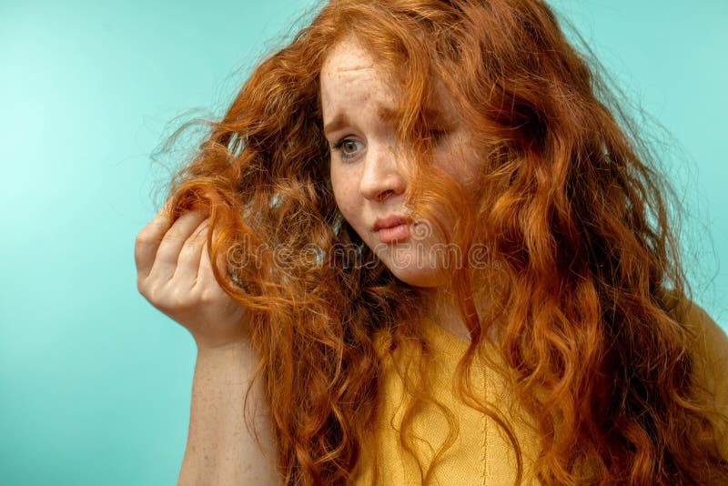 Il ribaltamento e la donna con i suoi capelli asciutti nocivi affrontano il fondo del blu di espressione