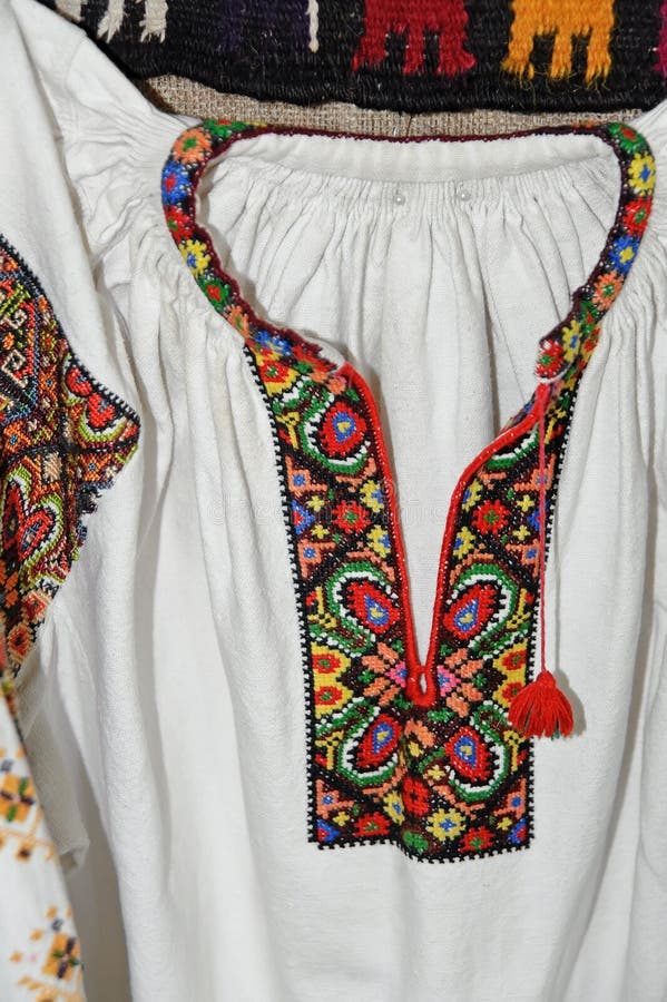 Il ricamo del collo della camicia dell'ucranino della donna immagini stock Il ricamo del collo della camicia dell'ucranino della donna immagini stock