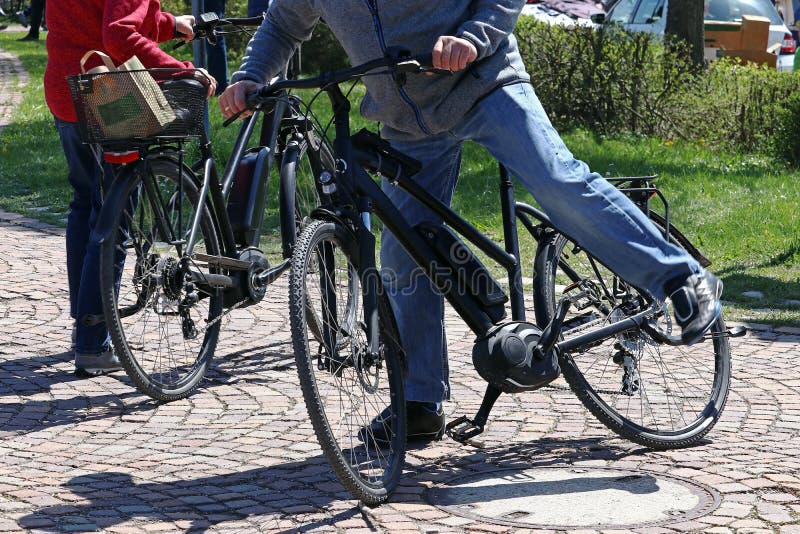 coppia anziani in bicicletta in due su una bicicletta