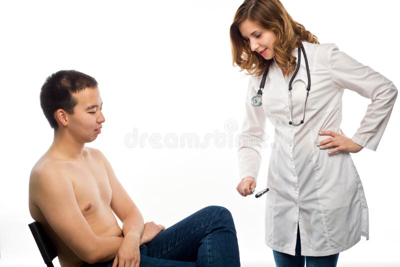 Il riflesso del ginocchio di prova del neurologo su un paziente femminile che usando a fotografia stock libera da diritti Il riflesso del ginocchio di prova del neurologo su un paziente femminile che usando a fotografia stock libera da diritti