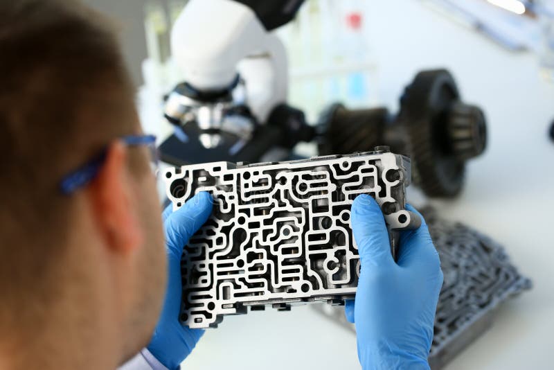 Il riparatore di servizio di riparazione automatica in automatico immagini stock libere da diritti Il riparatore di servizio di riparazione automatica in automatico immagini stock libere da diritti