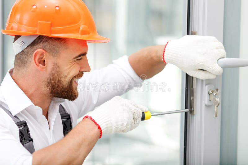 Il riparatore maschio allegro sta lavorando con la gioia fotografie stock